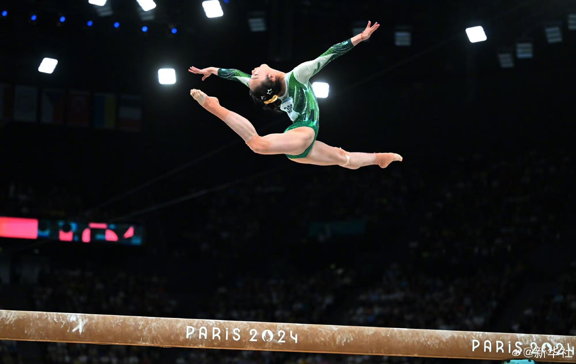 巴黎奧運會體操女子平衡木比賽中，中國選手周雅琴的靚麗身姿