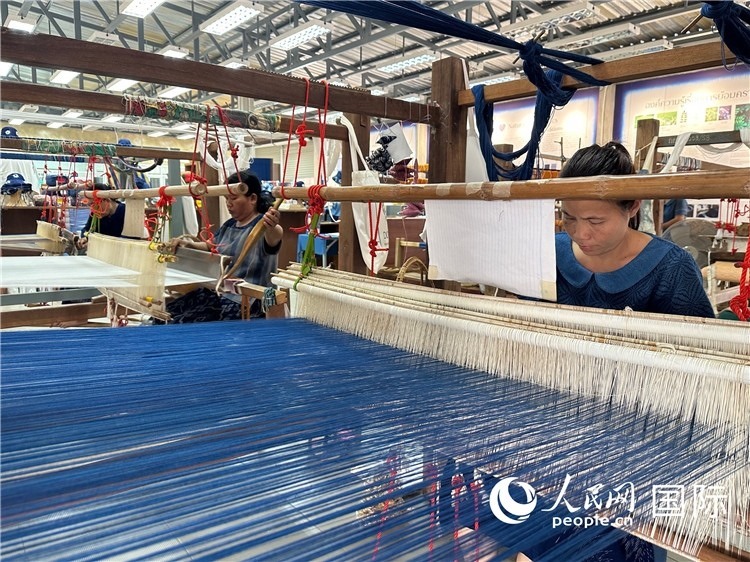 當(dāng)?shù)氐逅{(lán)染色織造手工作坊。人民網(wǎng)記者 簡承淵攝