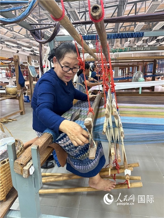 傳統(tǒng)手工織布。人民網(wǎng)記者 簡承淵攝