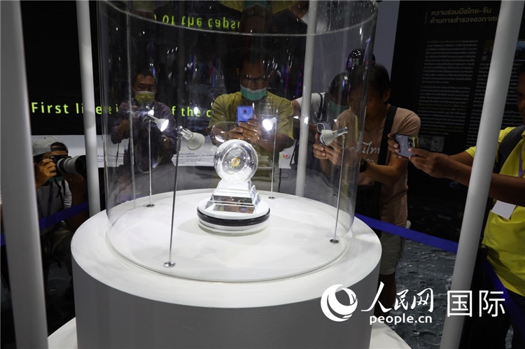 “嫦娥五號”探測器從月球帶回的月球樣品在泰國展出。人民網(wǎng)記者簡承淵攝