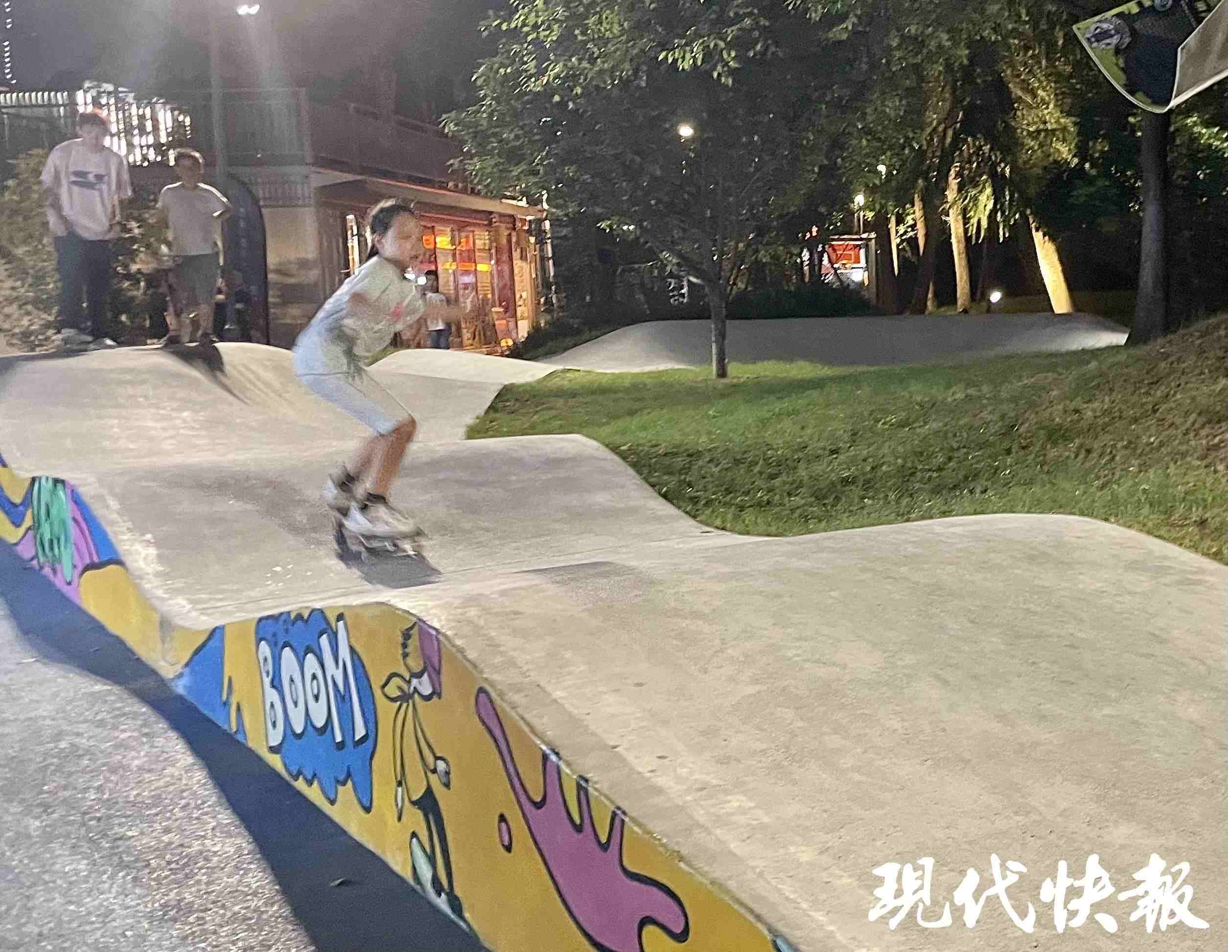 南京西城·夜未央的滑板場(chǎng)地上，一群青少年正在玩滑板