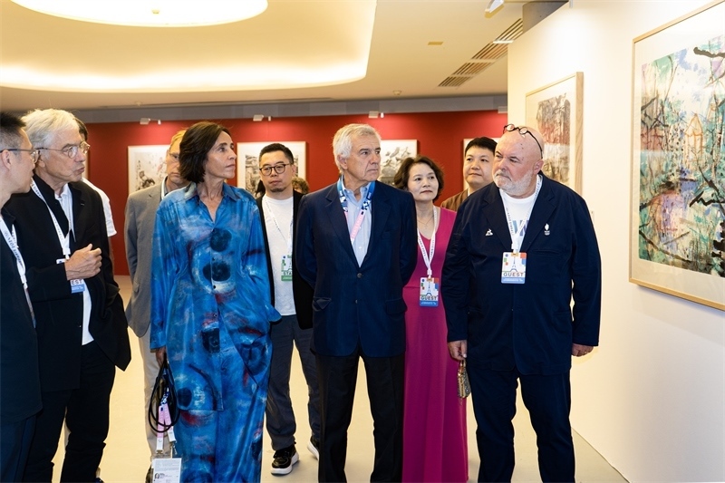 圖3：嘉賓參觀2024奧美大會(huì)（圖片：2024奧美組委會(huì)）