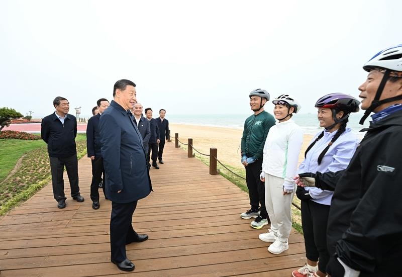 2024年5月22日，習(xí)近平總書記在山東日照市陽光海岸綠道同市民親切交流。