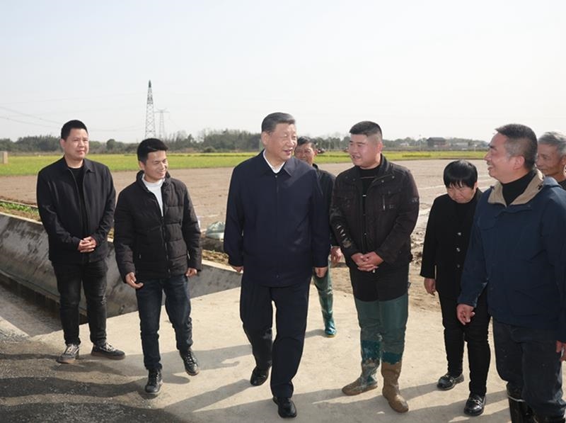 2024年3月19日，習(xí)近平總書記在湖南常德市鼎城區(qū)謝家鋪鎮(zhèn)港中坪村，同種糧大戶、農(nóng)技人員、基層干部親切交流。