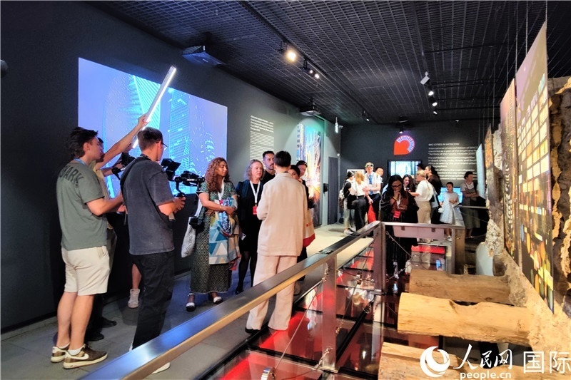 金磚國(guó)家城市主題攝影展現(xiàn)場(chǎng)。人民網(wǎng)記者 于宏建攝