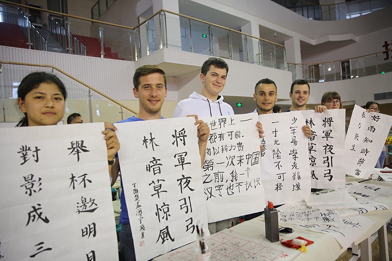2017年6月5日，來自青島大學和中國石油大學（華東）的外國留學生在展示現(xiàn)場完成的書法作品。