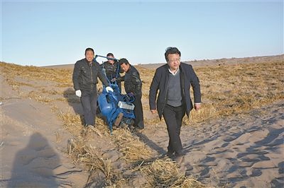 徐先英（右一）帶隊(duì)在沙漠腹地試驗(yàn)新型手扶式小沙障機(jī)。受訪者供圖