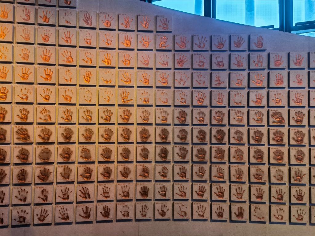 圖為侵華日軍南京大屠殺遇難同胞紀(jì)念館“三個(gè)必勝”展廳排列的648個(gè)鮮紅的手?。ň植浚?。新華社記者 邱冰清 攝