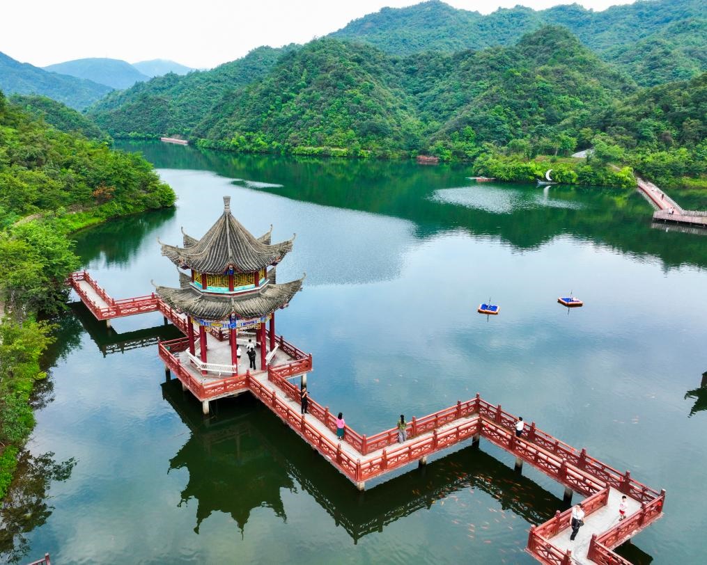 2024年8月11日，游客在湖南省雙牌縣陽明山國家森林公園萬和湖休閑游玩。新華社發(fā)（周秀魚春攝）