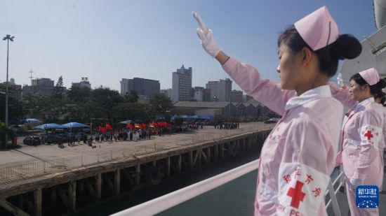 當(dāng)?shù)貢r(shí)間8月16日上午10時(shí)許，執(zhí)行“和諧使命-2024”任務(wù)的中國(guó)海軍“和平方舟”號(hào)醫(yī)院船圓滿(mǎn)結(jié)束對(duì)莫桑比克的訪(fǎng)問(wèn)，駛離馬普托港，前往本次任務(wù)第五站南非。新華社發(fā)（曹春耀 攝）