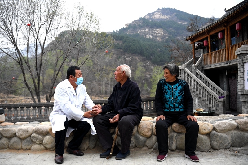 2020年4月15日，在河北阜平縣龍泉關(guān)鎮(zhèn)駱駝灣村，村醫(yī)霍建國(guó)為村民把脈。