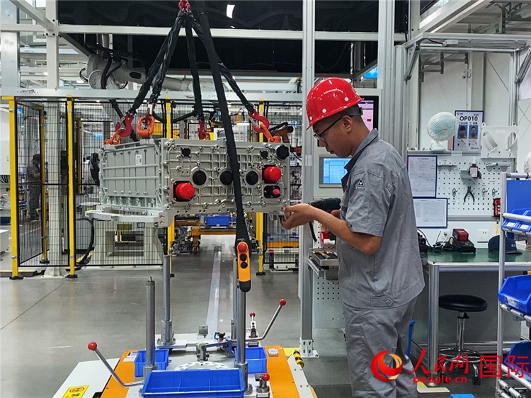 技術人員進行系統(tǒng)化測試。人民網(wǎng)記者 于洋攝