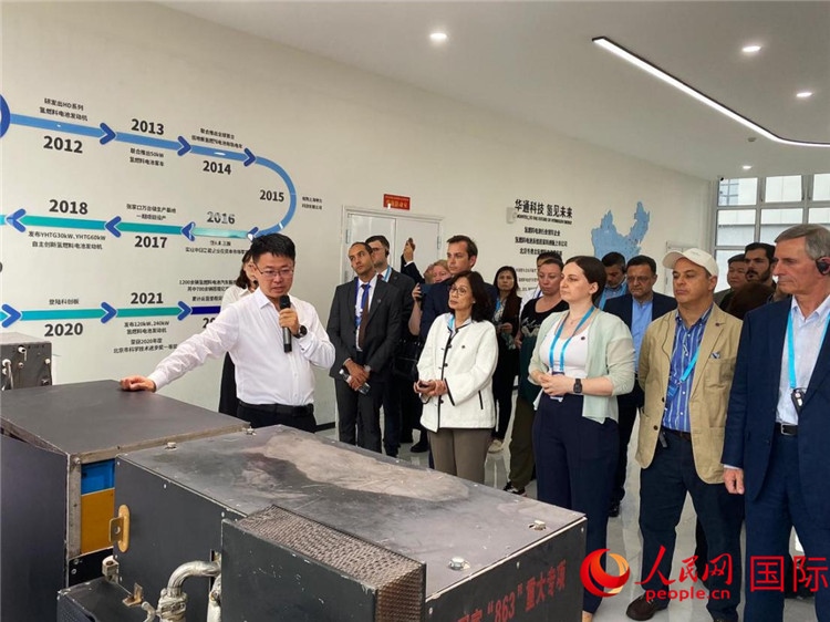 于民向駐華外交官和國際組織駐華代表介紹企業(yè)發(fā)展情況。人民網(wǎng) 宋歌攝