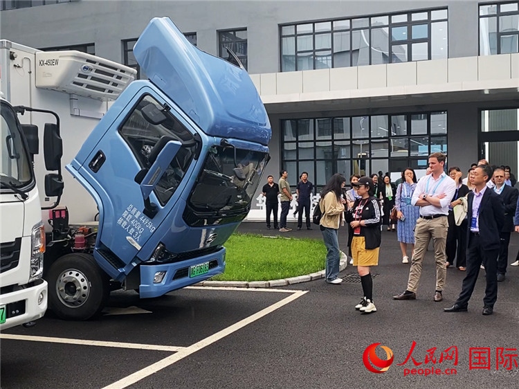 于民向駐華外交官和國際組織駐華代表介紹燃料電池車型。人民網(wǎng)記者 于洋攝