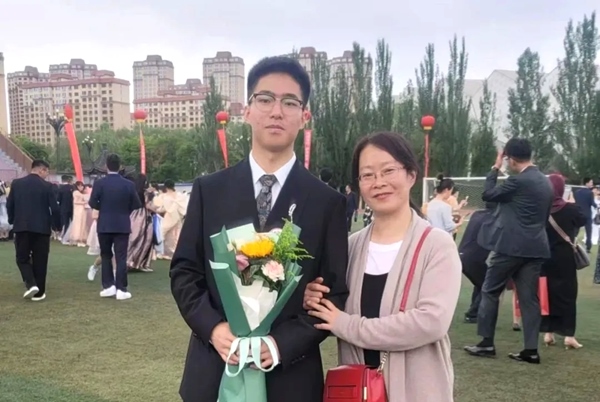 劉傲寒和媽媽合影。北航供圖