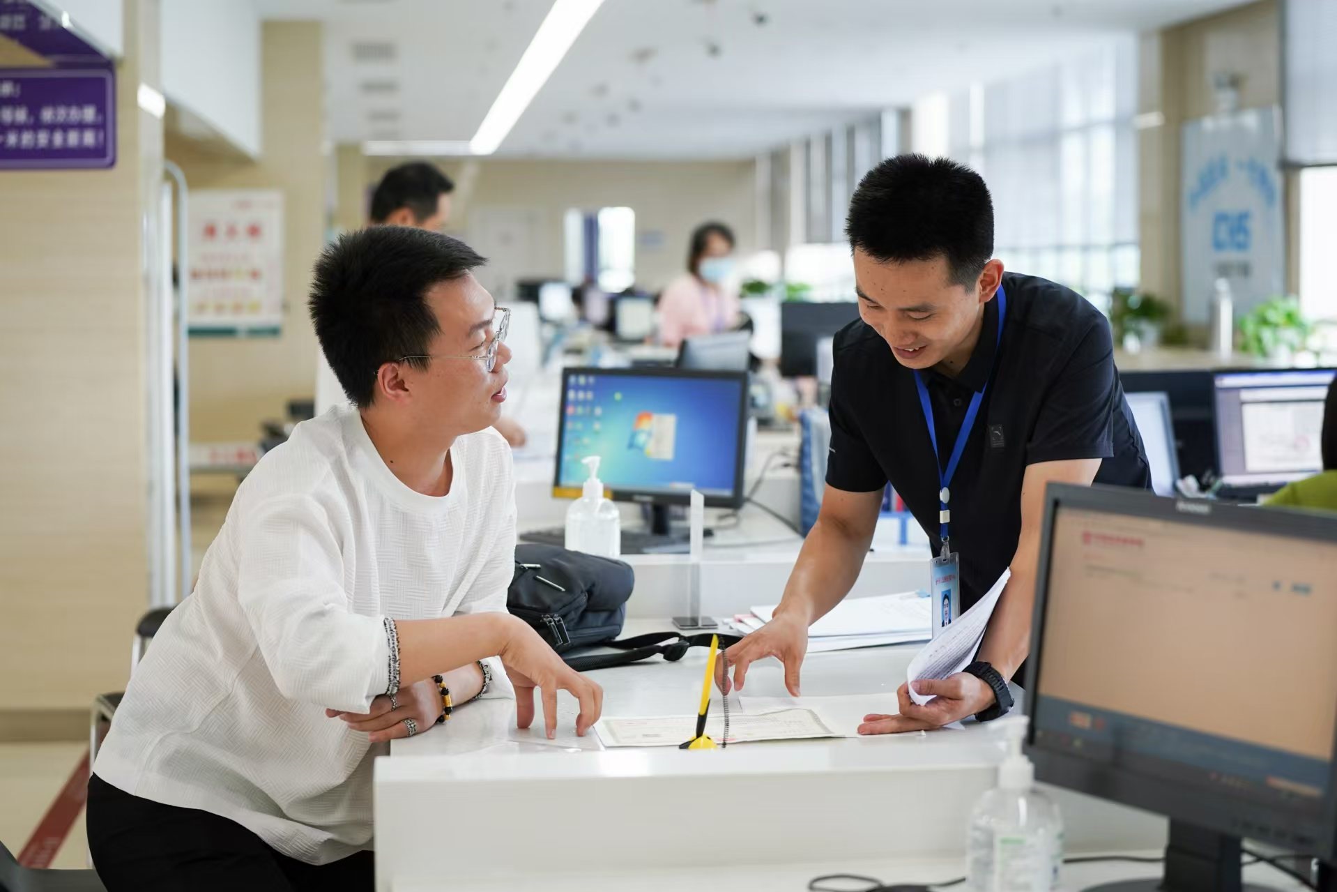 安徽省池州市市民在市政務(wù)服務(wù)大廳辦理業(yè)務(wù)。人民網(wǎng)記者 王銳攝