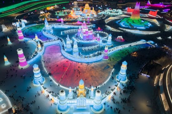 2024年1月1日，來自世界各地的游客在哈爾濱冰雪大世界園區(qū)內游玩（無人機照片）。