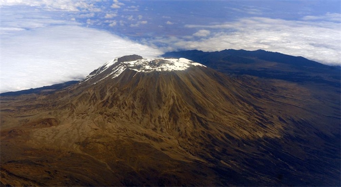 2012年8月3日，常被云霧環(huán)繞的乞力馬扎羅山云開霧散，雄姿一覽無余。新華社記者丁海濤攝