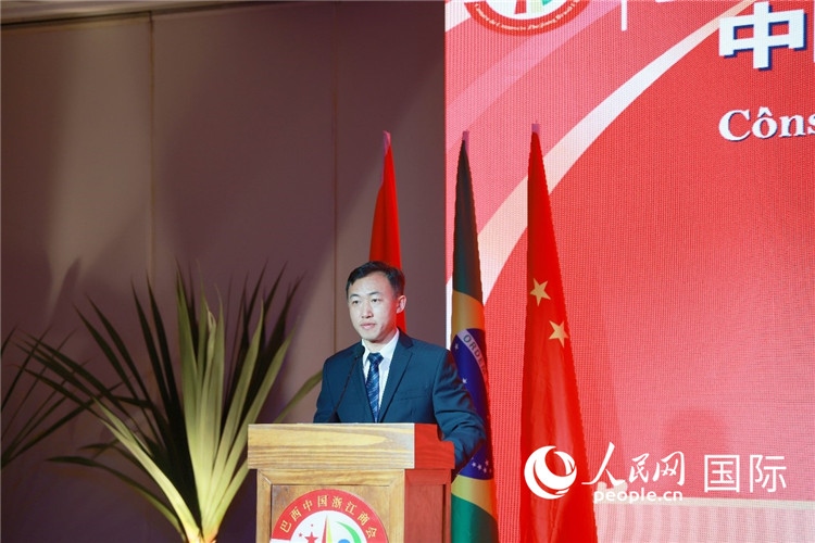 中國(guó)駐里約熱內(nèi)盧代總領(lǐng)事王海濤在典禮中致辭。人民網(wǎng)記者 陳海琪攝