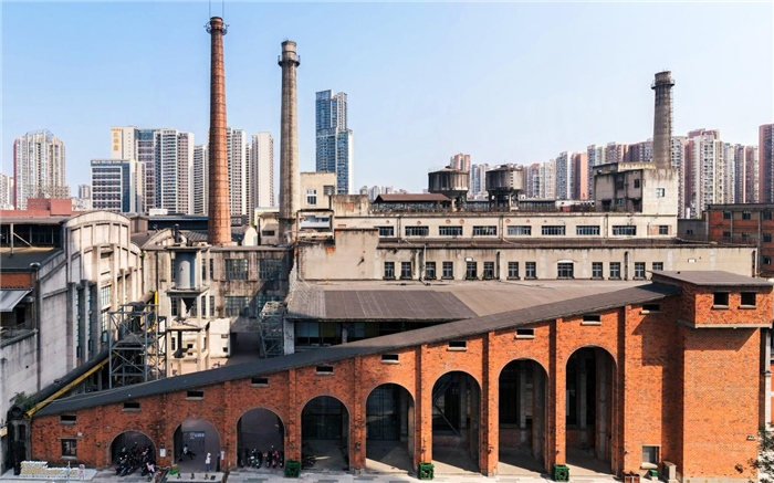 在原成都國營紅光電子管廠舊址上改建而成的東郊記憶園區(qū)南大門。大門既保留了老工業(yè)區(qū)的風(fēng)貌，又融入了現(xiàn)代審美和創(chuàng)意，成為了園區(qū)一大亮點。資料圖片