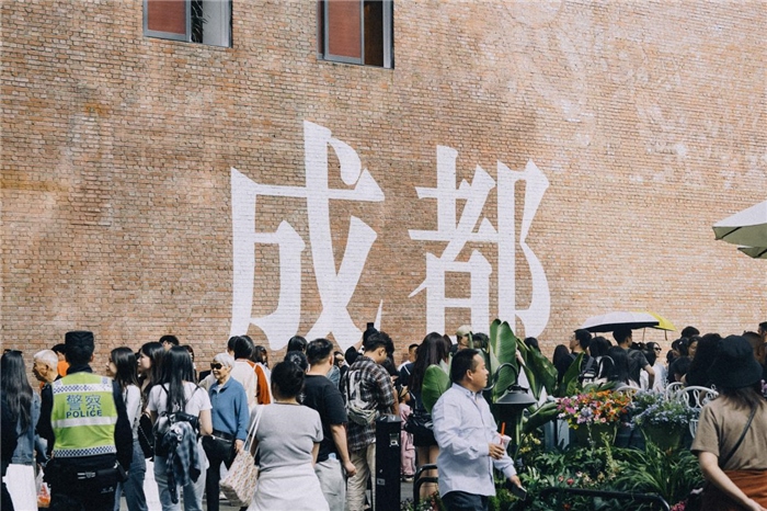 東郊記憶園區(qū)“成都墻”以巨大的“成都”字樣和獨特的藝術(shù)設(shè)計成為園區(qū)的網(wǎng)紅打卡地，吸引了眾多游客和市民前來參觀。資料圖片