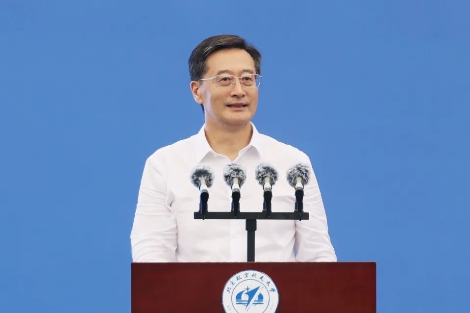 中國工程院院士、北京航空航天大學(xué)校長王云鵬在2024級新生開學(xué)典禮上講話。校方供圖