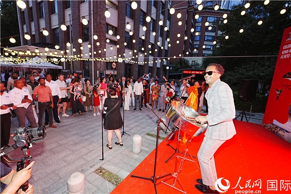 來自特多的藝術(shù)家在慶祝儀式上表演特多鋼鼓。人民網(wǎng)記者 趙益普攝