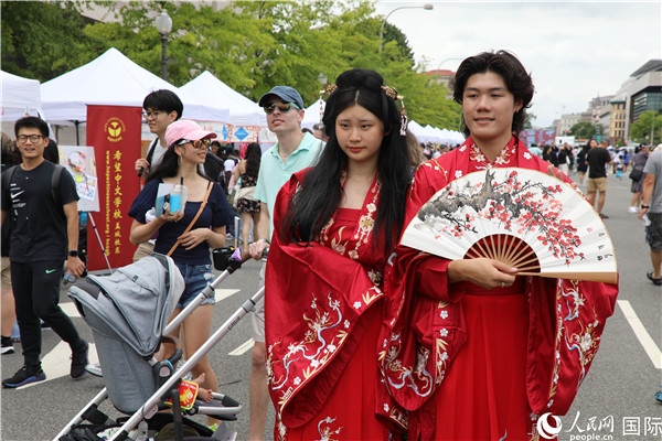 5、當(dāng)?shù)厝A僑華人身穿漢服參加文化節(jié)。 人民網(wǎng)記者 李志偉攝