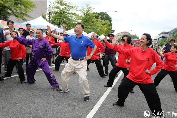 6、在活動現(xiàn)場，謝鋒大使與華僑華人一起打太極拳。 人民網(wǎng)記者 李志偉攝