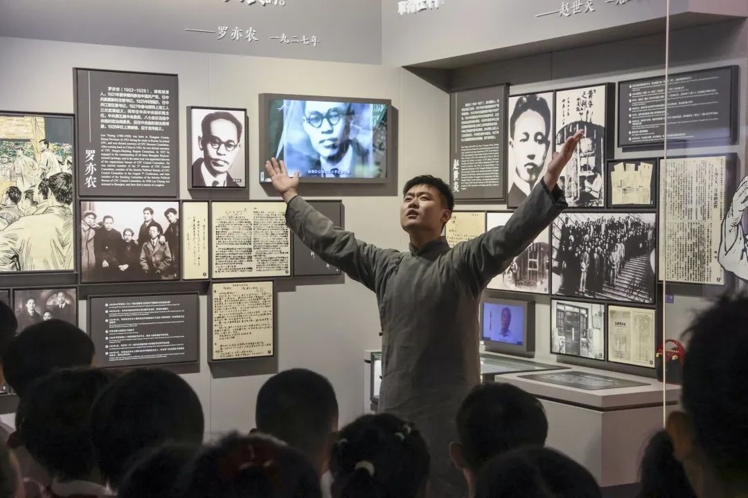 勞模身穿長袍再現(xiàn)烈士事跡。徐匯區(qū)總工會供圖