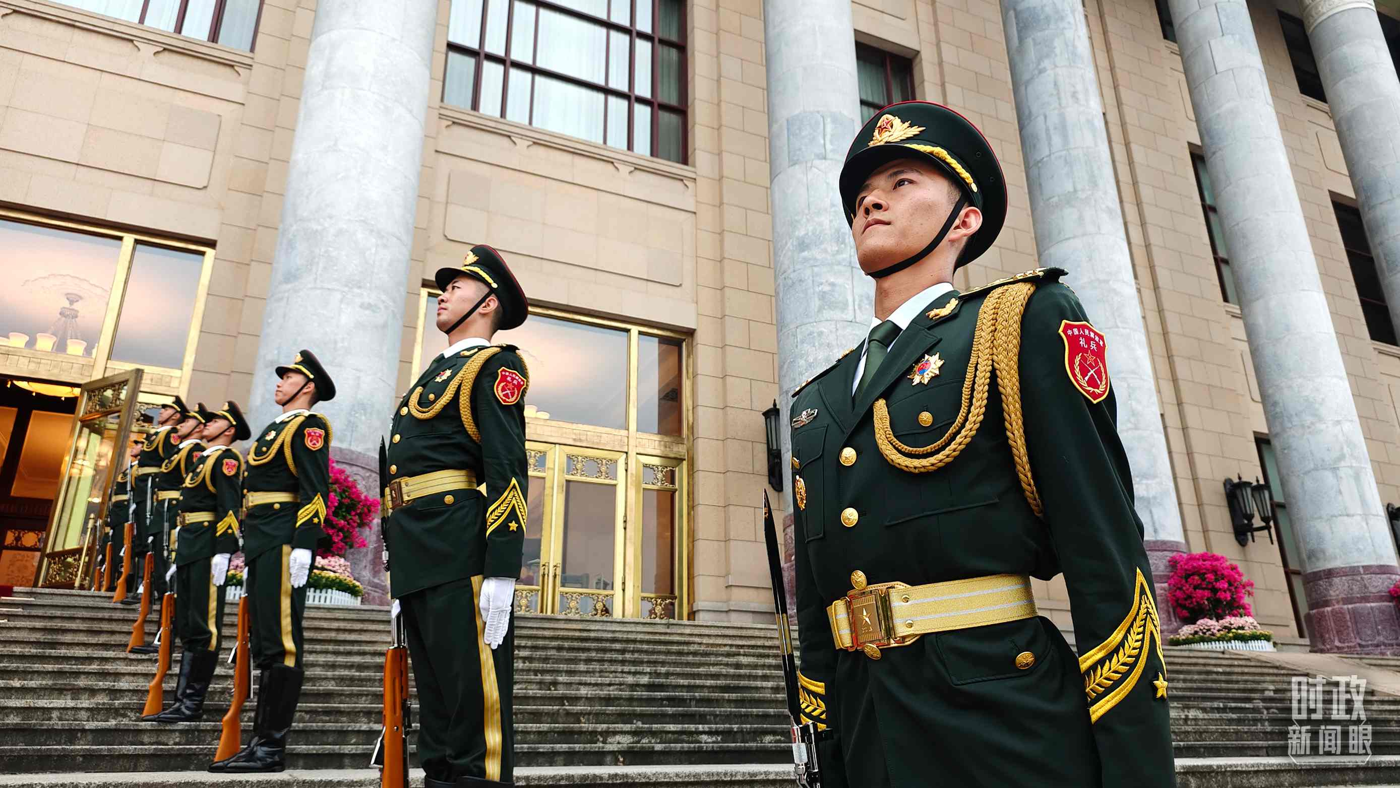 △人民大會堂外，禮兵列隊(duì)歡迎外國領(lǐng)導(dǎo)人。（總臺央視記者韓銳拍攝）