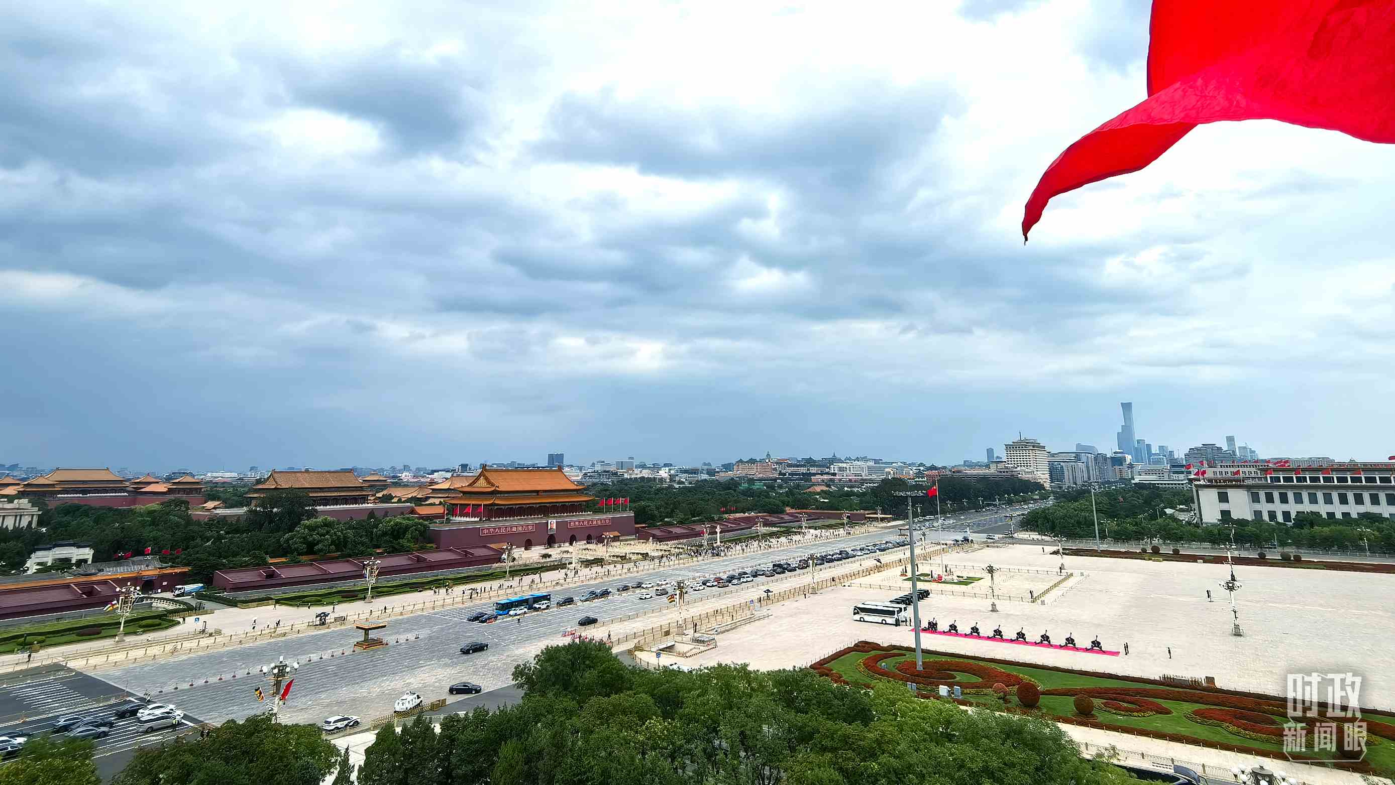 △北京長安街兩側(cè)懸掛中非合作論壇成員旗幟。（總臺央視記者張垚拍攝）