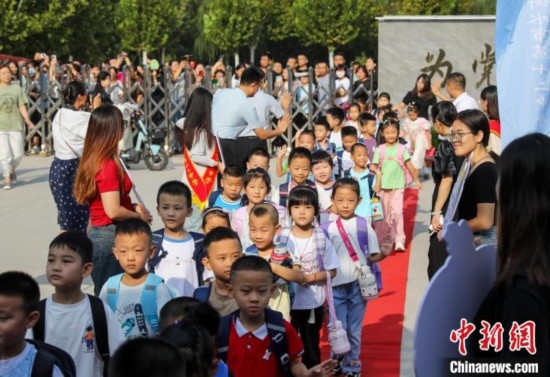 9月1日起，河北省衡水市各中小學(xué)陸續(xù)開學(xué)。9月4日，2024級(jí)小學(xué)一年級(jí)新生集中入學(xué)，為迎接新同學(xué)，各學(xué)校開展了豐富多彩的活動(dòng)。 據(jù)衡水市教育局介紹，今年衡水市746所中小學(xué)共迎來75.1萬名新生。其中，全市550所小學(xué)迎來新生34.46萬名。圖為衡水市第十二中學(xué)小學(xué)部的一年級(jí)新生走紅毯。陳康 攝