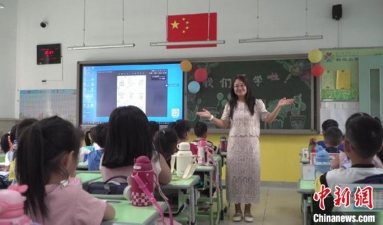 圖為衡水市新苑小學(xué)，老師正在給學(xué)生講開學(xué)第一課的內(nèi)容。王天祥 攝