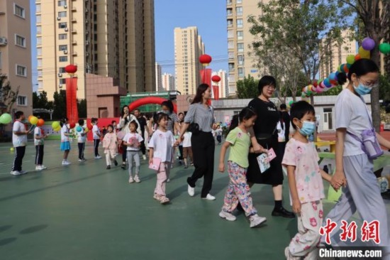 圖為衡水市新苑小學(xué)，小學(xué)一年級(jí)新生佩戴“夢(mèng)想徽章”后，步入校園 。王天祥 攝
