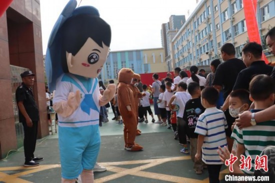 圖為衡水市新苑小學(xué)，老師穿上玩偶服裝歡迎新生入學(xué)。王天祥 攝
