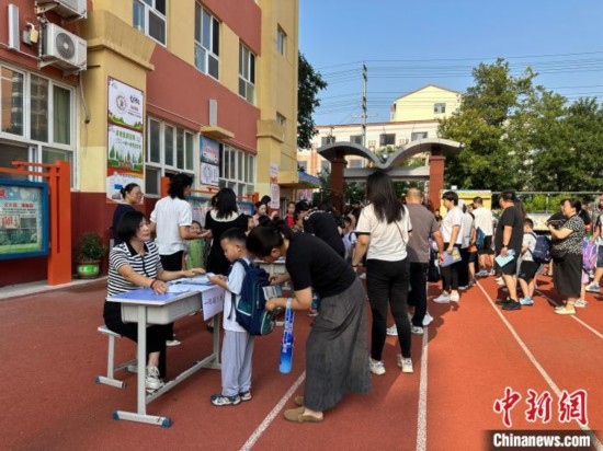 圖為衡水市康復(fù)街小學(xué)，正在簽到的小學(xué)生。徐鵬璐 攝