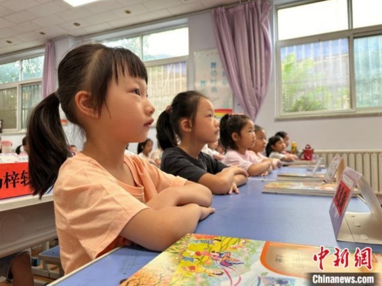圖為衡水市康復(fù)街小學(xué)，小學(xué)生聽老師講開學(xué)第一課內(nèi)容。徐鵬璐 攝