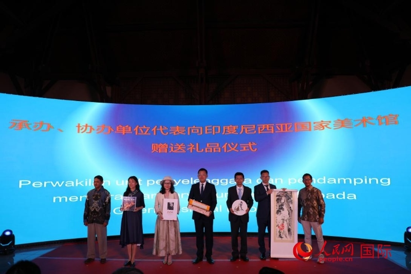 在展覽開(kāi)幕式現(xiàn)場(chǎng)，本次展覽的承辦、協(xié)辦單位代表向印尼國(guó)家美術(shù)館贈(zèng)送禮品。人民網(wǎng)記者 曹師韻攝