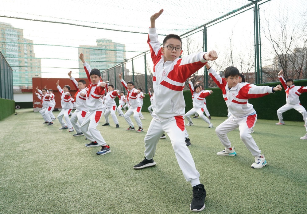 2024年2月21日，在人大附中實(shí)驗(yàn)小學(xué)，學(xué)生們在體育課中進(jìn)行武術(shù)練習(xí)。新華社記者 任超 攝