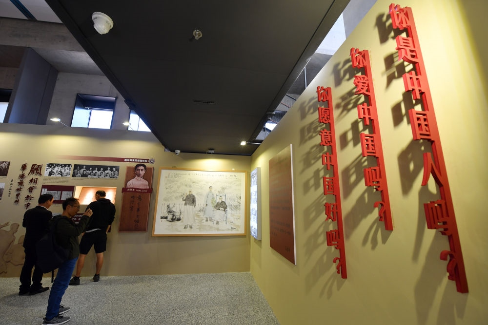 在南開大學(xué)海冰樓內(nèi)，墻上掛著“愛國三問”（2019年10月14日攝）。新華社記者 李然 攝