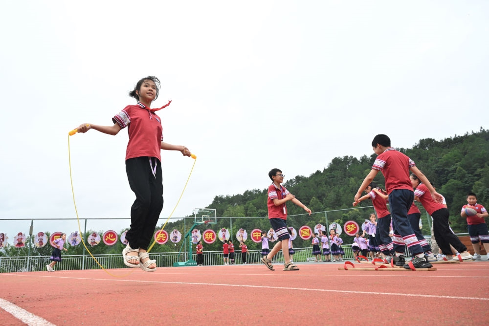 在廣西桂林市龍勝各族自治縣龍勝鎮(zhèn)第二小學(xué)，學(xué)生在大課間跳繩（2024年6月26日攝）。新華社記者 姜克紅 攝