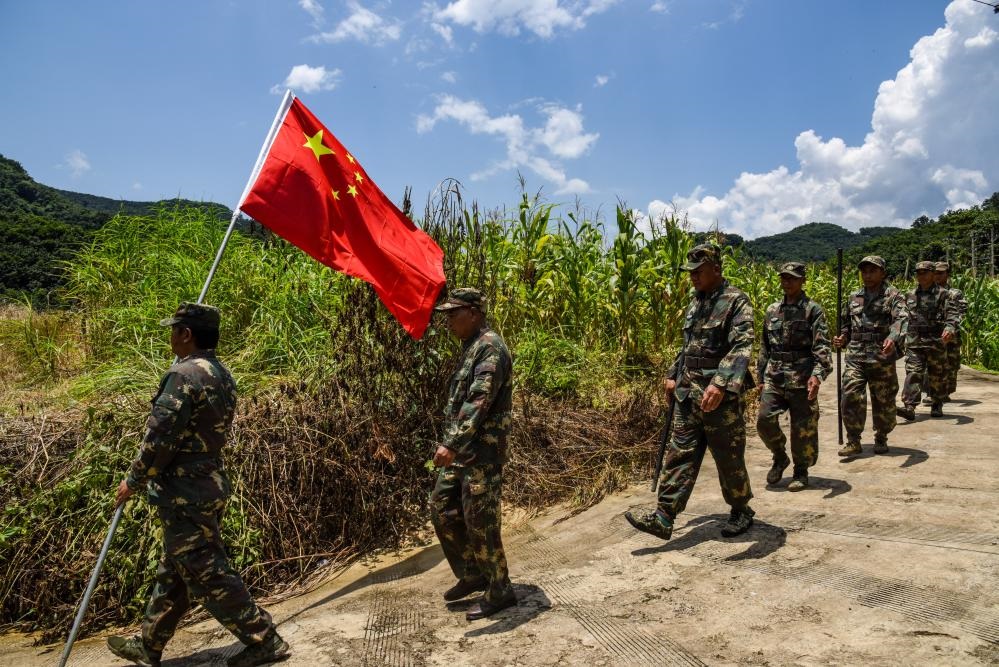 8月16日，老支書尼紅（左二）和班老鄉(xiāng)班搞村巡邊隊一起出發(fā)去巡邊。新華社記者吉哲鵬 攝