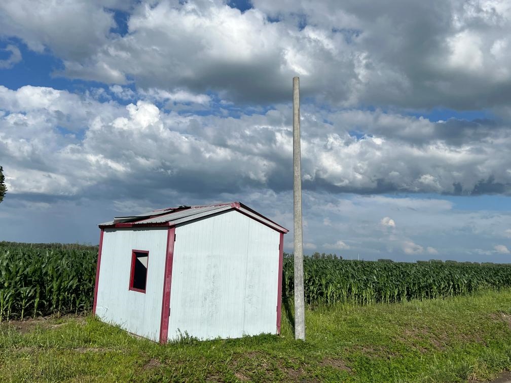 林甸縣一處保護(hù)水源井的鐵皮房出現(xiàn)破損，未見(jiàn)配套設(shè)備。新華社記者董寶森攝
