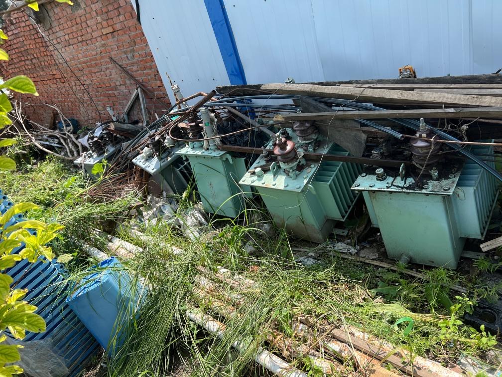 存放在農(nóng)戶(hù)家中的變壓器。新華社記者董寶森攝