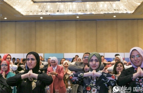 活動現(xiàn)場，埃及民眾跟著孫武權(quán)體驗中醫(yī)傳統(tǒng)功法易筋經(jīng)。人民網(wǎng)記者黃培昭