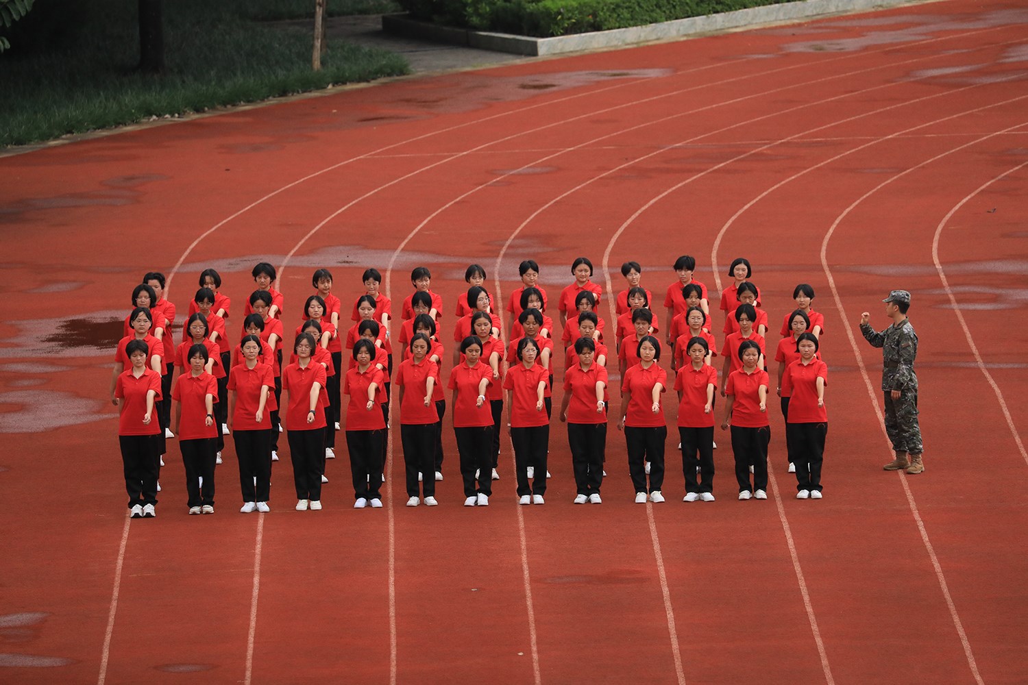 華坪女高2024級新生軍訓(xùn)。華坪縣融媒體中心供圖