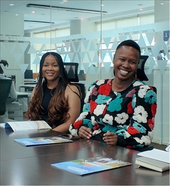 支隊(duì)成員在CGTN非洲總站與當(dāng)?shù)赜浾呓涣?。穆瑞瑩攝