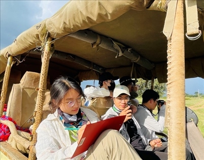 支隊(duì)成員開(kāi)展長(zhǎng)頸鹿監(jiān)測(cè)國(guó)際志愿工作。林源攝