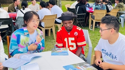 支隊(duì)成員在青年論壇上與世界各地的志愿者交流。 林源攝